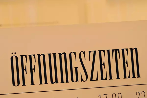 Schild Öffnungszeiten